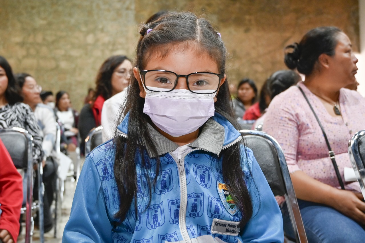 Mejoran gobierno municipal de Huamantla y CLISA la salud visual de 90 menores con la entrega de lentes